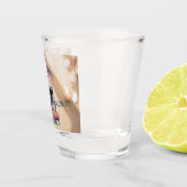 Paashaas meisje zittend op ronde rand kubus shot glas (Rechts)