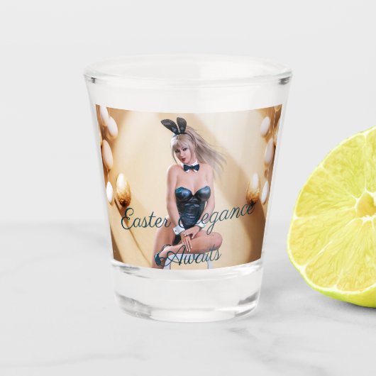 Paashaas meisje zittend op ronde rand kubus shot glas (Voorkant)