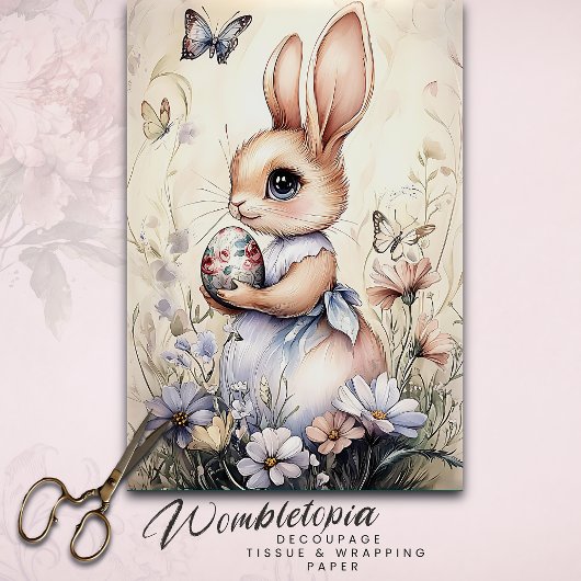 paashaas met beschilderd ei en wilde bloem tissuepapier