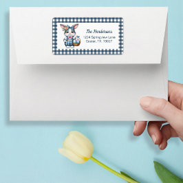 Paashaas met mand vol eieren op blauwe geruite sto etiket