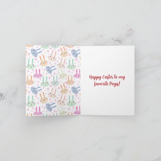 paashaas op eierjacht feestdagen kaart (Binnen)