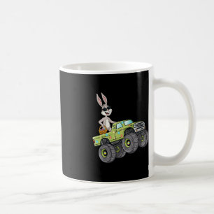 Paashaas rijdt op monstertruck plezier jongens mei koffiemok