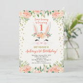 Paashaas verjaardagsuitnodiging perziken en room kaart (Staand voorkant)