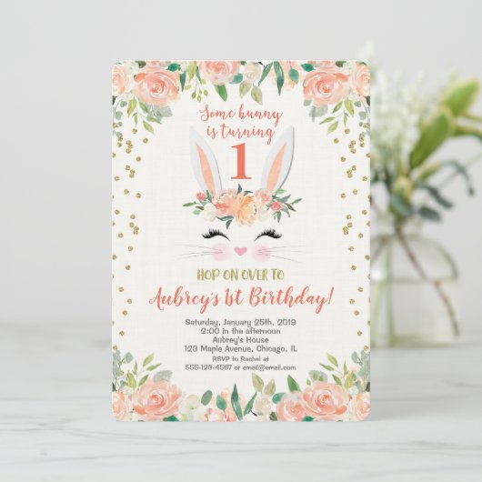 Paashaas verjaardagsuitnodiging perziken en room kaart (Staand voorkant)