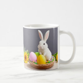 Paashaas zittend in een mand koffiemok