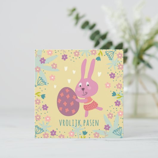 Paashaasje met chocolade ei kaart (Staand voorkant)