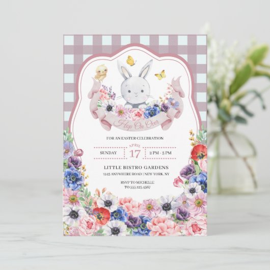 Paasjacht op roze paaseieren Konijn Lente Bloemen Kaart (Staand voorkant)