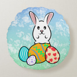 Paaskonijn op paaseieren rond kussen