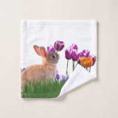 Paaskonijnen in de hok van de bloementuin bad handdoek (Wasdoekje)