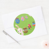 Paaskonijntje met geverfde eieren ronde sticker (Envelop)