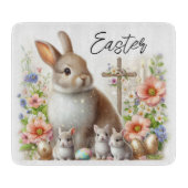 Paaskonijntjes, eieren, bloemen en een kruis snijplank (Voorkant)
