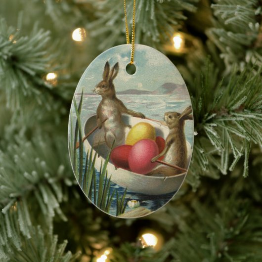 paaskonijntjes in een boot met paaseieren keramisch ornament (Boom)