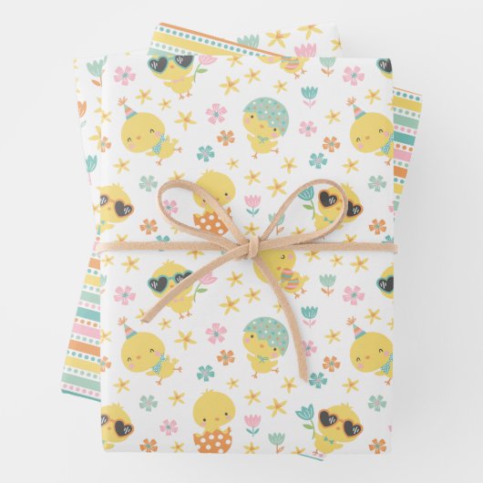Paaskuikens met bloemen en eieren inpakpapier vel (In situ)