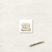 Paaslatte glazen van latte met konijnenoren post-it® notes (Op bureau)