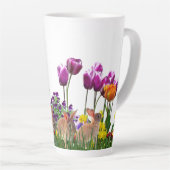 Paaspaashaas in Tulpen Tuin Latte Mok (Rechterhoek)