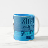 Pablo the Penguin, met mok (Voorkant rechts)