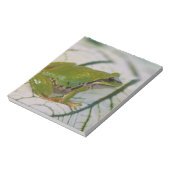 Pacifische boomkikker op bloemen in onze tuin, notitieblok (Linkerzijde)