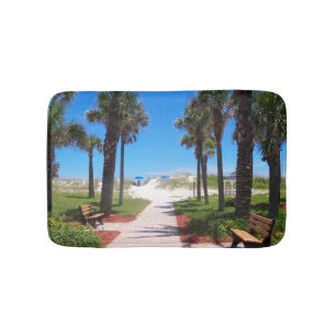 Pad naar het strand en palmbomen op een badmat
