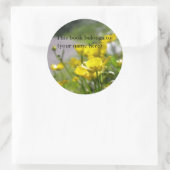 Pad van bloemen ronde sticker (Tas)