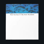 Pad van de pensioneringsbureau van Fisherman Pa Notitieblok<br><div class="desc">Een prachtige blauwe achtergrond accentueert het  vispatroon zwarte grafische kunst. Monogram dit briefje voor de kantoor,  de grot van het man,  de werkplaats of voor het samenvoegen van je lijst van visbenodigdheden.</div>