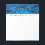 Pad van de pensioneringsbureau van Fisherman Pa Notitieblok<br><div class="desc">Een prachtige blauwe achtergrond accentueert het  vispatroon zwarte grafische kunst. Monogram dit briefje voor de kantoor,  de grot van het man,  de werkplaats of voor het samenvoegen van je lijst van visbenodigdheden.</div>