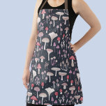 Paddenstoelenpaddestoelenpatroon Schort<br><div class="desc">Paddenstoelen,  paddenstoelen en schimmels op een donkere achtergrond. Ideaal voor in de herfst of herfst,  of op een ander moment! Originele versie door Nic Squirrell.</div>