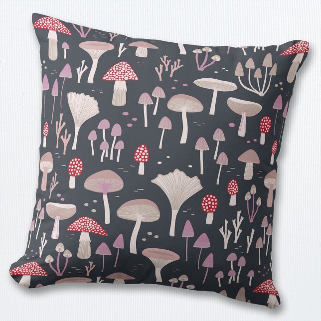 Paddenstoelpaddenstoel schimmels kussen (Mushroom, toadstool and fungi woodland pattern throw pillow)