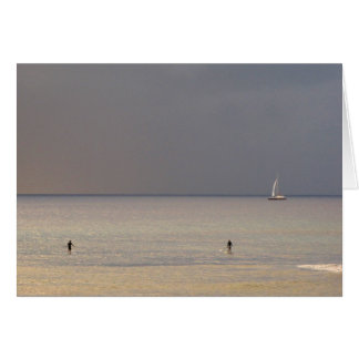 Paddle-boarders tegen zonsondergang in Maui