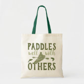Paddles goed met anderen... Sage Green Kayak Tote Bag (Voorkant)