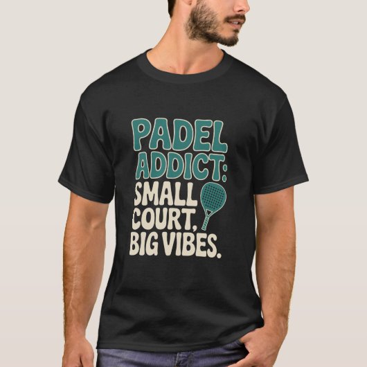 Padel Addict Small Court Big Vibes T-shirt (Voorkant)