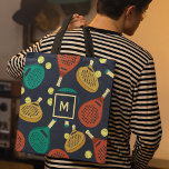 Padel Rackets Patroon met Initiaal Tote Bag<br><div class="desc">Deze canvas tas is klaar om te worden aangepast met uw keuze van initiaal en beschikt over een patroon van padel tennisrackets en ballen in tinten van terra cotta,  goud,  blauwgroen,  geel en crème tegen een marineblauwe achtergrond.</div>