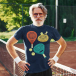 Padel Tennis Rackets en Ballen Collage Graphic T-shirt<br><div class="desc">Dit grafische t-shirt bevat realistische stijlillustraties van padel tennisrackets in de tinten terra cotta,  goud en blauwgroen,  samen met enkele gele tennisballen.</div>