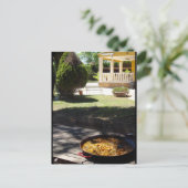 Paella gerecht rustend in tuin briefkaart (Staand voorkant)