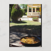 Paella gerecht rustend in tuin briefkaart (Voorkant)