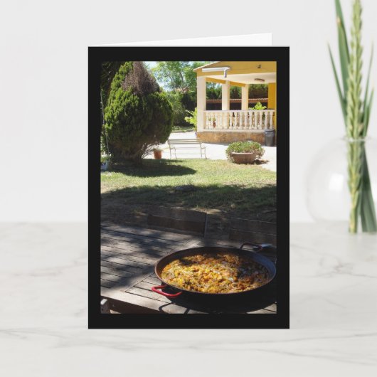 Paella gerecht rustend in tuin kaart (Voorkant)