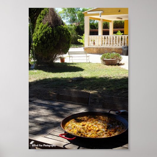 Paella gerecht rustend in tuin poster (Voorkant)