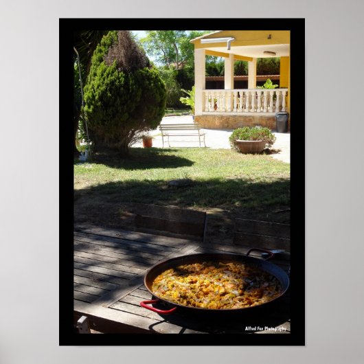 Paella gerecht rustend in tuin poster (Voorkant)