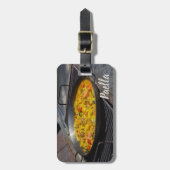 Paella wordt gekookt op een grillcadeau voor chef- bagagelabel (Voorkant verticaal)