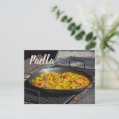 Paella wordt gekookt op een grillcadeau voor chef- feestdagenkaart (Staand voorkant)