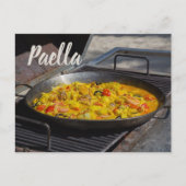 Paella wordt gekookt op een grillcadeau voor chef- feestdagenkaart (Voorkant)
