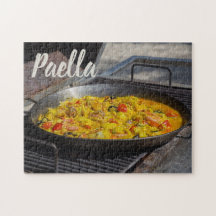 Paella wordt gekookt op een grillcadeau voor chef-