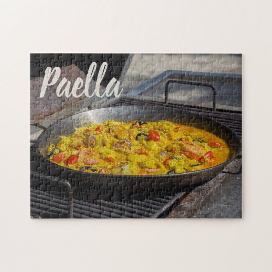 Paella wordt gekookt op een grillcadeau voor chef- legpuzzel (Horizontaal)