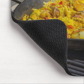 Paella wordt gekookt op een grillcadeau voor chef- muismat (Hoek)