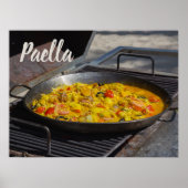 Paella wordt gekookt op een grillcadeau voor chef- poster (Voorkant)