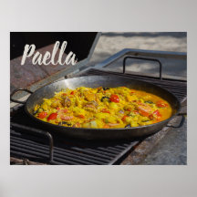 Paella wordt gekookt op een grillcadeau voor chef-