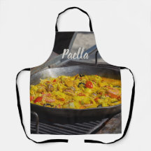 Paella wordt gekookt op een grillcadeau voor chef-