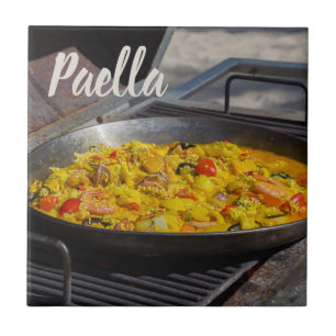 Paella wordt gekookt op een grillcadeau voor chef- tegeltje