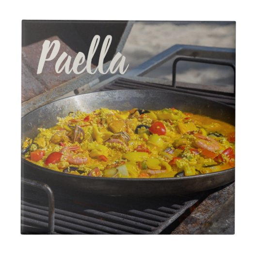 Paella wordt gekookt op een grillcadeau voor chef- tegeltje (Voorkant)