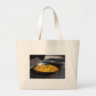 Paella wordt op een grill bereid grote tote bag