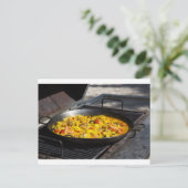Paella wordt op een grill gekookt briefkaart (Staand voorkant)